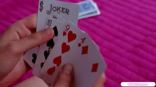 Seios pequenos loira tem, uma verdadeira gostosa no quarto dela.Eles se beijam e se chupam mamas antes de ela lambe sua buceta raspada.Ela facerides o pequeno bebê em um 69er