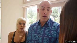 Velké kozy, blondýnka, nevlastní matka Luna Hvězda dostane anální prdeli její přítel, nový přítel, Derrick Pierce pak ji spojí goth teen Avi Láska a šuká a vosky ji