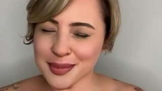 Κάθεται στην αγκαλιά του συζύγου της