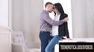 ונטאַמעד פאַרלאַנג מיט טין שיינקייט ניקאַ