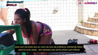 Ddrwg gwraig llawn o horny ar ôl hyfforddi yn eistedd blasus yn y ddawnus yn cymryd llaeth yn y pussy