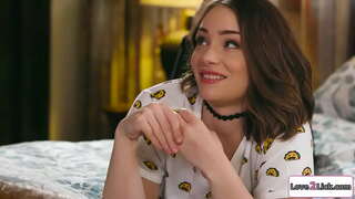 ���ີບໍ່ເປັນ magic trick ກ່ຽວກັບ stepbrothers ແຟແລະບົດບາດຂອງນາງ.ພວກເຂົາເຈົ້າໄດ້ສະ busty ຫນຶ່ງໃນປຸ່ງຂອງນາງ cunt.ແລ້ວນາງນິ້ວມືຂອງນາງແລະຫຼິ້ນນາງກັນ