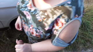 Publiczne ruchanie rosyjskiej ТОЛСТУШКИ, ssie kutasa i pieprzy się na świeżym powietrzu