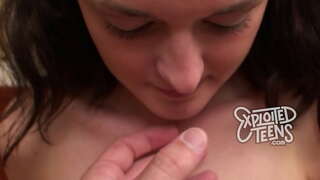 Teen s vrkôčiky dáva hlavu na jej prvé porno