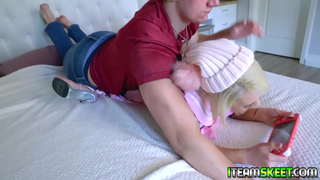 La jugadora sexy Ava Sinclair deja su juego y comienza a follar la polla de sus novios y lo hace correrse en sus grandes tetas