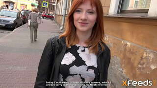 Lepota mu daje pušenje i imaju seks na kaucu u doggystyle i druge predstavlja to napraviti kladim devojka žalim