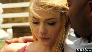 Тощую падчерицу межрасовый секс трахает отчим Би-би-си в саду