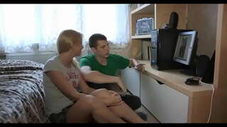 Skaista brunete meitene brauc uz augšu tauku gailis