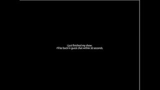 Sexy Rotschopf Spillt mat engem Glas Dildo Op Um