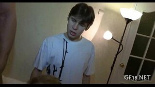 Zboczony facet w okularach trzyma za rękę