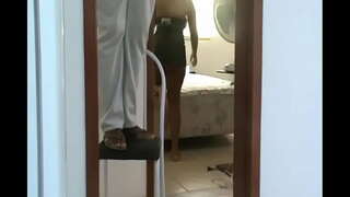 ���హిళ మూలలో చూపించాను లేకుండా అమ్మాయి డ్రాయరు న ఎలక్ట్రీషియన్