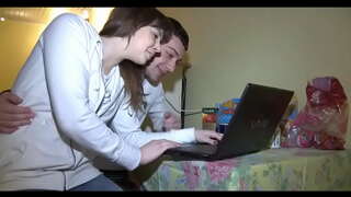 Fod babe yn cymryd oddi ar ei crys glas