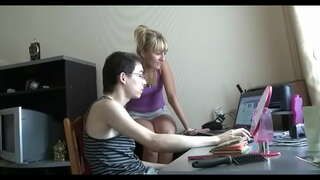 Un tad puisis aizved viņa rokturi