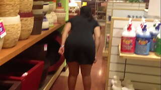 Culona បង្រៀន pussy និងសត្វលានៅក្នុងហាង