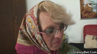 Вай ублажает ҷавон незнакомца