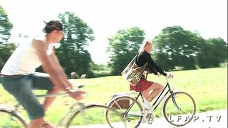 Mga batan-on ug pretty estudyante uban sa dako nga soso lubnganan sodomisee prise et en double p