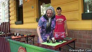 ���ెద్ధ కాయలు గ్రానీ ఇబ్బంది పెట్టాడు హార్డ్