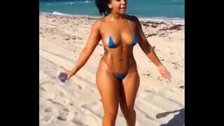 Sexy Latina en mini bikini na praia