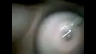 Prietena joacă cu ea sfarcurile străpuns 1