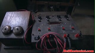 Electro bdsm sub dominată de master
