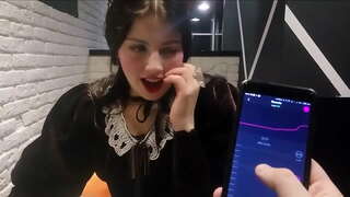 Dekle je podražila fant z ohmibod v restavraciji