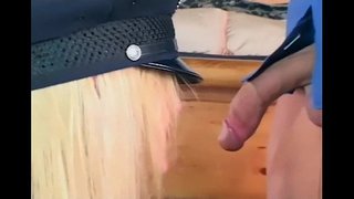 Lijepa ženska policajka jebeni u rukavice i čarape