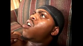 די redhaired שוקולד מותק קלי שלטונו השתעל כרוב מים בתוך הפה שלה אחרי שיבוש לה כוס שעיר