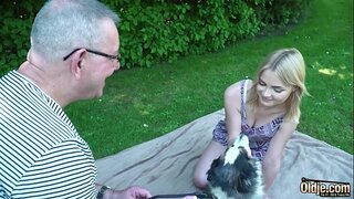 Gazte ilehori egiten agure cum bere ahoan