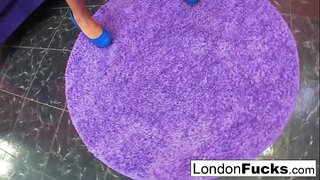 Asian babe fickt sich selbst