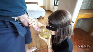 گندی کتیا کے لئے غلام لڑکی - مشروبات کا کٹورا پیشاب!