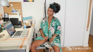 Verleidelijk amateur ebony babe van de Yanks Lola Rose trillende haar donkere cooshie