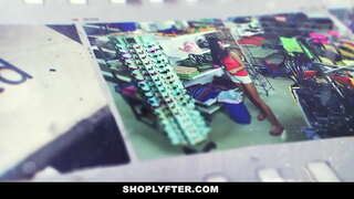 في سن المراهقة شقراء ليلة التحول موظف في المتجر.الضابط القبض عليها بتهمة سرقة الصباحية التقارير وأنها تعترف أنها تفعل ذلك 1 أو 2 مرات.الضابط يسحب قضيبه و يتيح لها الحلق عليه.في المقابل كان يلعق الملاعين بوسها.