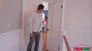 Squirts負荷の兼上のStepsisterの顔-ワンダとの調和