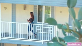 ���రో తినడం ఆమె లెస్బియన్ టీన్ stepdaughters జుట్టుతో యోని పూకు