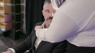 XXL Cilvēks Kļūst Pussyfucked Viņas Karājās Boss