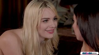 Črna je videti, za na daljavo in jo vpraša blondinka daljavo, če ona ve, kje je.Vsi goli ona obrnil z oddaljenim v rit.vse dela, da odstranite jo in ona zapelje njen.Ti poljub in ona liže njeno muco pred facesitting ji