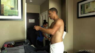 SERVICIO A LA HABITACIÓN! Big booty Latina es follada de perrito por el invitado y eyaculando en su pecho.