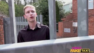 Femmes Faux Taxi brune pris à jouer avec sa chatte par le type à côté de la porte