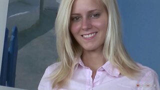 Manis tetapi Nakal Blonde Suka Menunggang kemaluannya dengan Usaha yang Besar