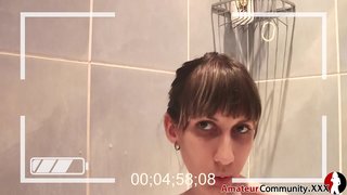 Neglīts pusaudžu slēpj vannas istaba ar pirkstu sev