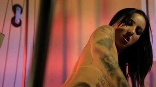 Catra convence personal trainer a fazer um treino um pouco mais quente