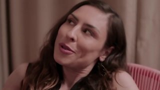 A EMMA WHITE FAZ BROCHES EM DOIS ROLOS