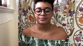 Ebony babe krijgt af op de bank