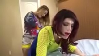 Sissy strapon මගින් අධිපති කාන්තාවක් ඉහළ