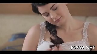 ˧�운 젊은 갈색 머리 루시 엘.그녀의 첫 번째 에로틱 비디오를 만들고 있습니다