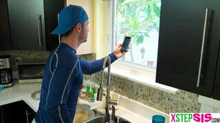 Сводная сестра-латиноамериканка- хорошая членососка, и я застукал ее за этим занятием