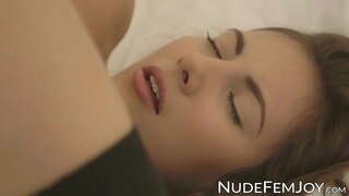 Veliki titted brineta solo pičku trljanje