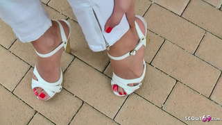 Sexy Teen en Tacones en la playa, trabajando con el pie levantado y de 50 euros para llevar