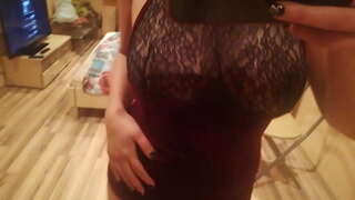 Faranta stip danco en la fronto de la spegulo montrante cicoj